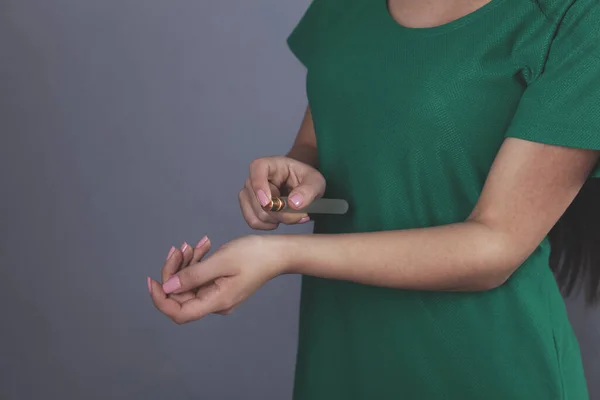 Junge Frau Hand Parfüm Auf Grauem Hintergrund — Stockfoto