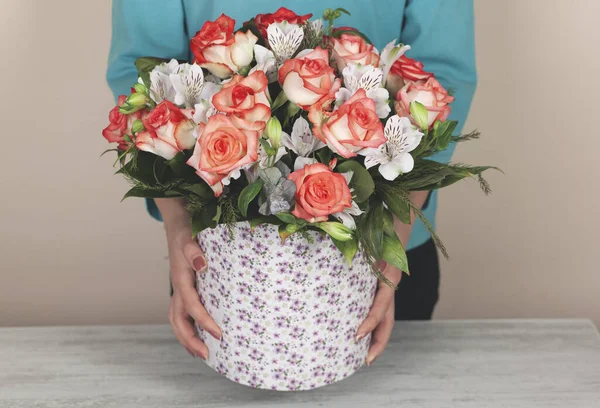 Mujer Trabajadora Mano Flores Escritorio — Foto de Stock