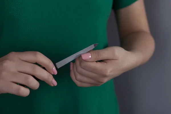 Mujer Lima Uñas Mano Sobre Fondo Pared Oscura — Foto de Stock