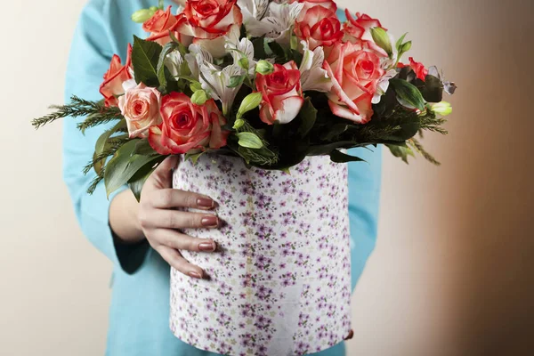 Frauen Halten Blumenstrauß Auf Dunklem Hintergrund Der Hand — Stockfoto