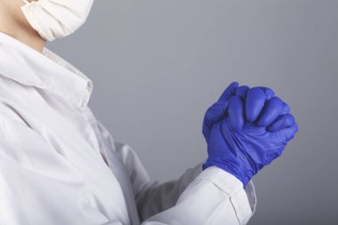 Tıbbi ekip ve karantina kontrol koronavirüsü covid-19 Coronavirus covid 19 'un kontrolden çıkmaması için Tanrı' ya dua ediyor. Doktor Tanrı 'ya inanç ve umutla dua ediyor..