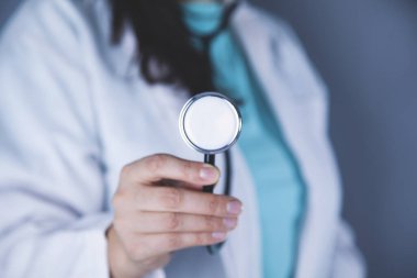 Doktor el steteskopu koyu arkaplanda.