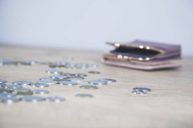  Masa arkasında bozuk para olan cüzdan.