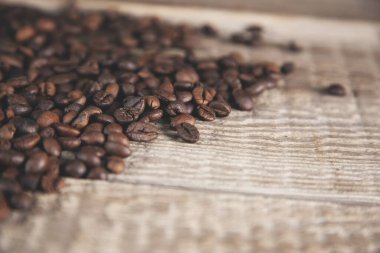  Tahta masa arkasında kahve taneleri var.