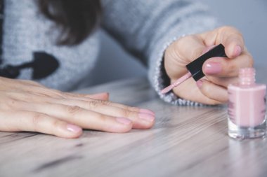Kadın el ojesi masanın üstünde.