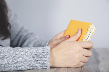  Kadın not defteri masanın arkasında.