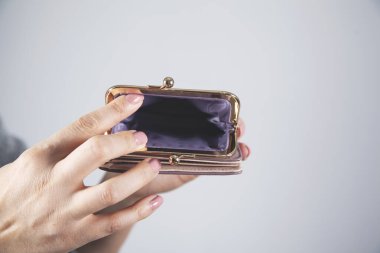 Kadın eli boş cüzdan gri duvar arka planında