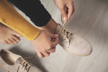 Ahşap zemin üzerinde kadın ayak ayakkabıları