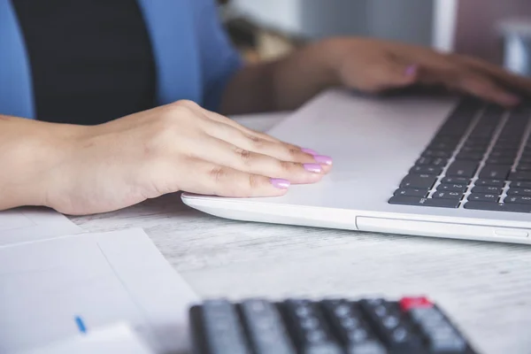 Mujer Que Trabaja Ordenador Oficina — Foto de Stock