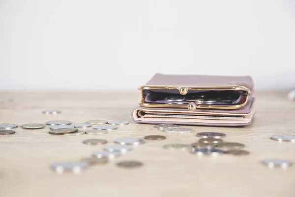 Billetera Con Monedas Fondo Escritorio Madera —  Fotos de Stock