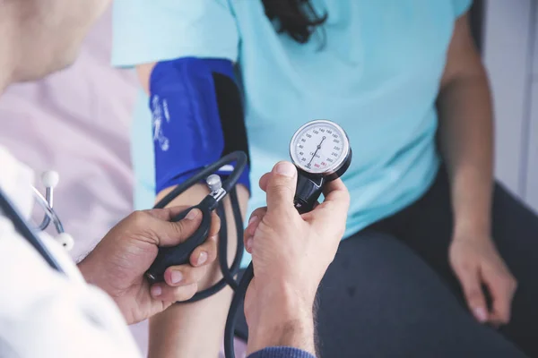 Médico Mano Presión Equipo Con Mujer Enferma — Foto de Stock