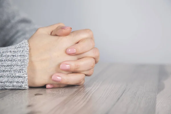 Oração Mulher Mãos Sobre Fundo Mesa — Fotografia de Stock