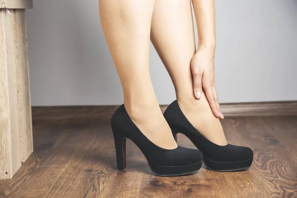 Mulher Com Sapatos Fundo Marrom — Fotografia de Stock
