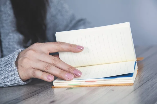 Joven Mujer Mano Sosteniendo Bloc Notas Escritorio — Foto de Stock