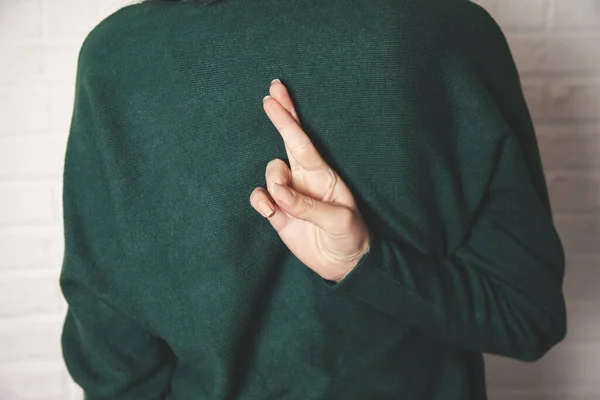 Mujer Dedo Cruz Signo Espalda Fondo Pared Ladrillo —  Fotos de Stock