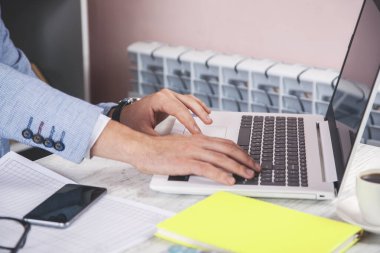 Ofiste çalışan adam bilgisayar klavyesinde çalışıyor