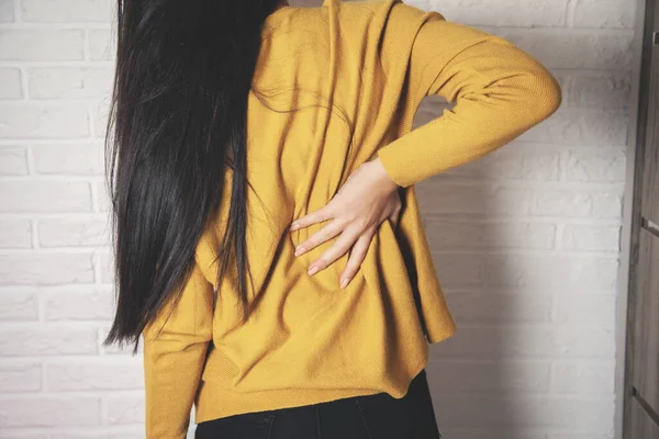 Mujer Dolor Mano Sobre Fondo Pared Ladrillo — Foto de Stock