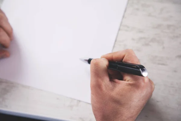 Handstift Mit Dokument Auf Dem Schreibtisch — Stockfoto