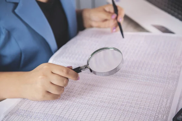 Lupa Mano Mujer Documento Escritorio Oficina — Foto de Stock