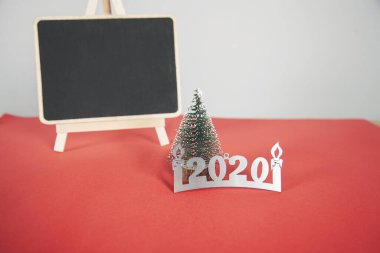 Masanın üzerinde Noel ağacı süslemesi ve karatahta