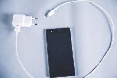 Gri masa arkasında telefon olan USB