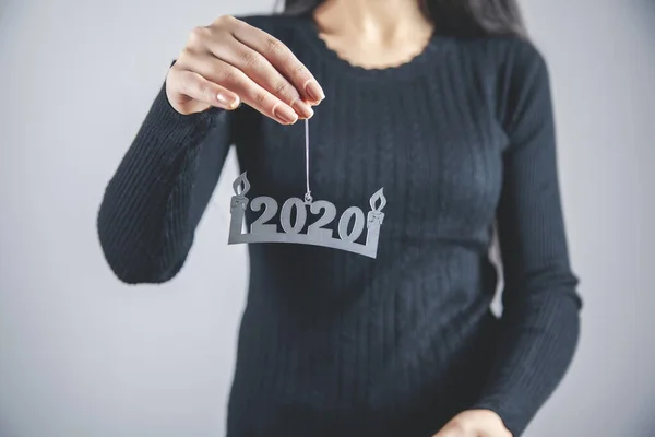 Mano Mujer Celebración 2020 Sobre Fondo Pared Gris — Foto de Stock