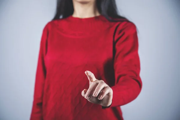 Mano Mujer Joven Tocando Pantalla Sobre Fondo Gris — Foto de Stock