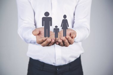 Adam ekranda aile simgesini tutuyor