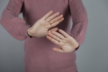 Gri arka planda kadın el freni işareti