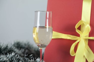 Masasında hediye kutusu olan bir kadeh şampanya.