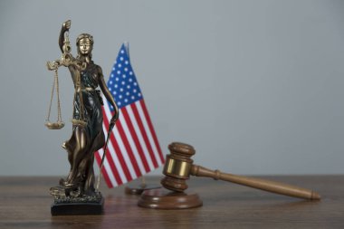 Masasında yargıç olan Amerikan bayrağı.