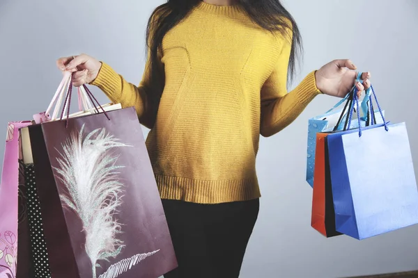Woman Hand Holding Shopping Bag Gray Background — Stock Photo, Image