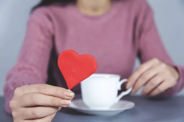 Caffè Mano Donna Cuore Rosso Sulla Scrivania — Foto Stock