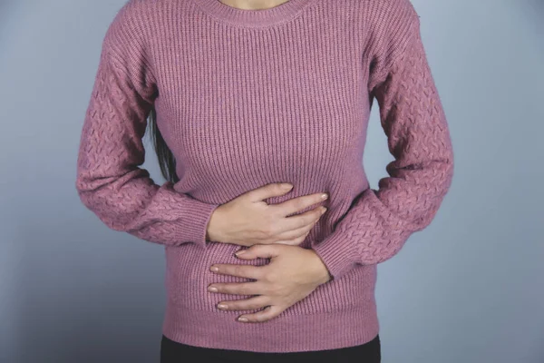 Mujer Mano Dolor Estómago Sobre Fondo Gris — Foto de Stock