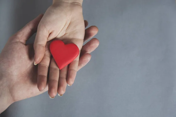 Donna Uomo Mani Cuore Rosso Sulla Scrivania — Foto Stock