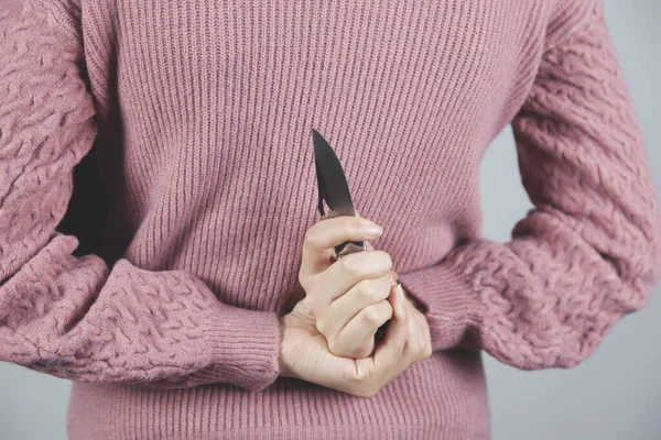 Cuchillo Mano Mujer Espalda Sobre Fondo Gris — Foto de Stock