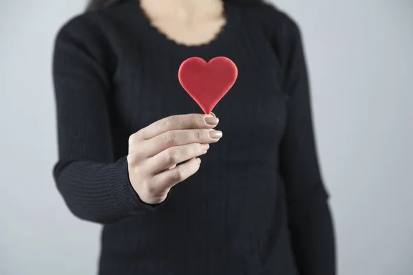 Donna Mano Tenendo Cuore Rosso Sfondo Grigio — Foto Stock