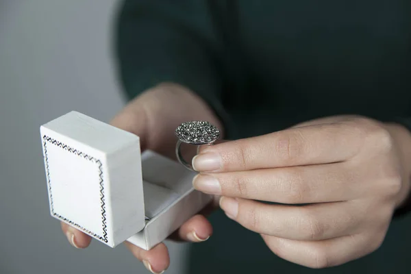 Caja Sujeción Mano Mujer Con Anillo Sobre Fondo Gris — Foto de Stock