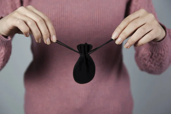 Bolso Regalo Negro Mano Mujer Sobre Fondo Gris — Foto de Stock