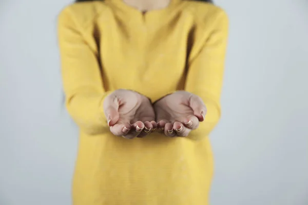 Mano Mujer Palma Vacía Sobre Fondo Gris —  Fotos de Stock