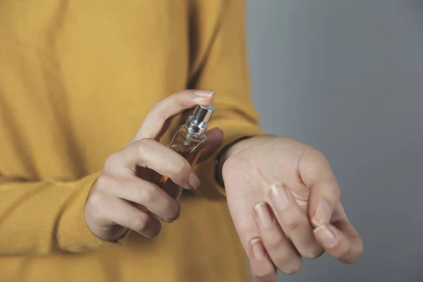 Botella Mano Mujer Perfume Sobre Fondo Gris — Foto de Stock