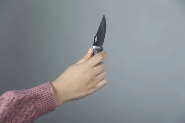 Femme Main Tenant Couteau Sur Fond Gris — Photo