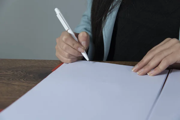 Affärskvinna Handpenna Med Dokument Skrivbordet — Stockfoto