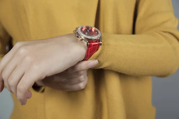 Mujer Mano Reloj Rojo Sobre Fondo Gris — Foto de Stock