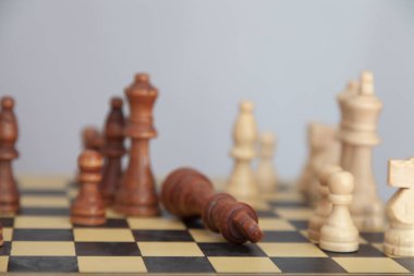 Gri arkaplanda satranç tahtası