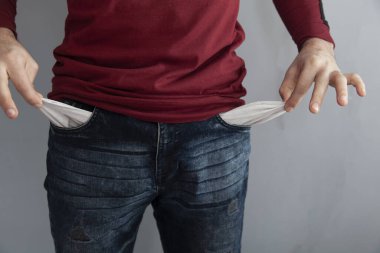 Gri arka planda adamın eli boş.