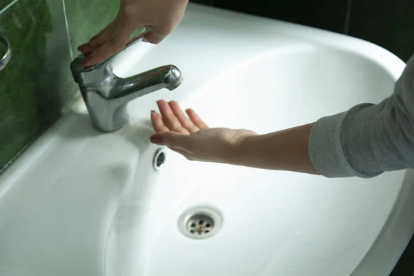 Woman Wash Your Hands Green Background — Stock Photo, Image