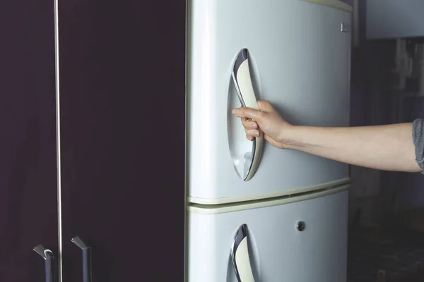 Mujer Abrir Puerta Del Refrigerador Cocina — Foto de Stock