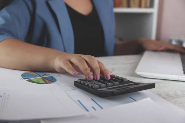 Calculadora Mano Mujer Escritorio Oficina — Foto de Stock