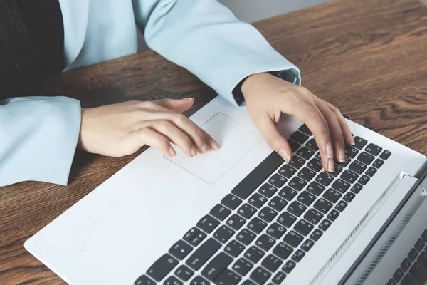 Mujer Negocios Que Trabaja Computadora Escritorio — Foto de Stock